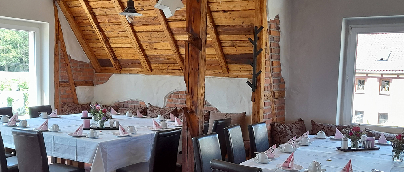 Gemeinschaftsraum, Bedeckte Tische und Stüle