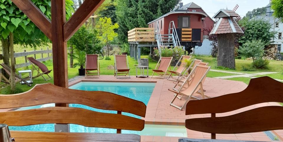 Foto Bad, Lieger, Eisenbahnwaggon im Hofanlage