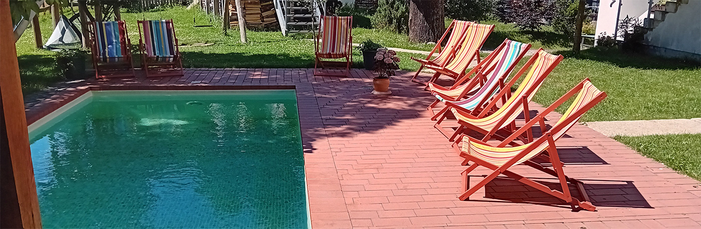 Eisenbahnwaggon mit Grünanlage herum und einen Bad.