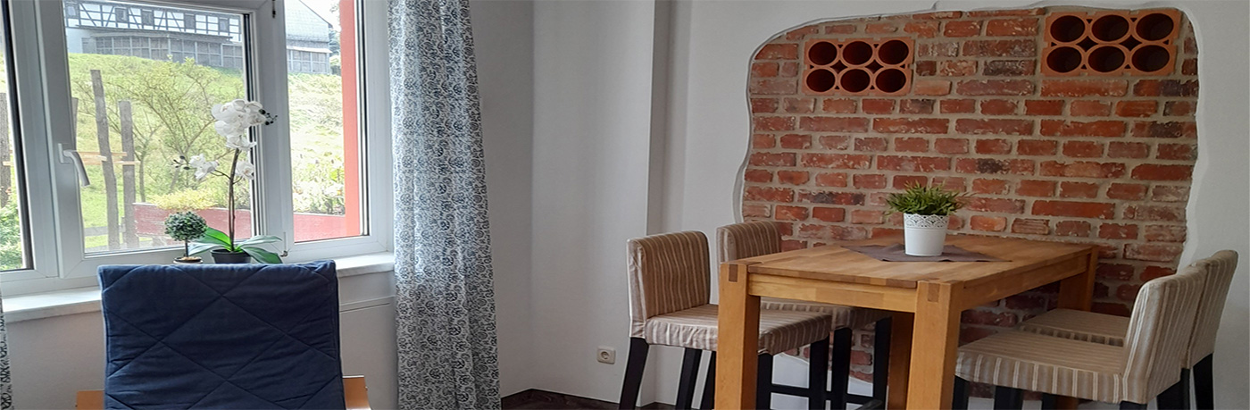 Eisenbahnwaggon mit Grünanlage herum und einen Bad.