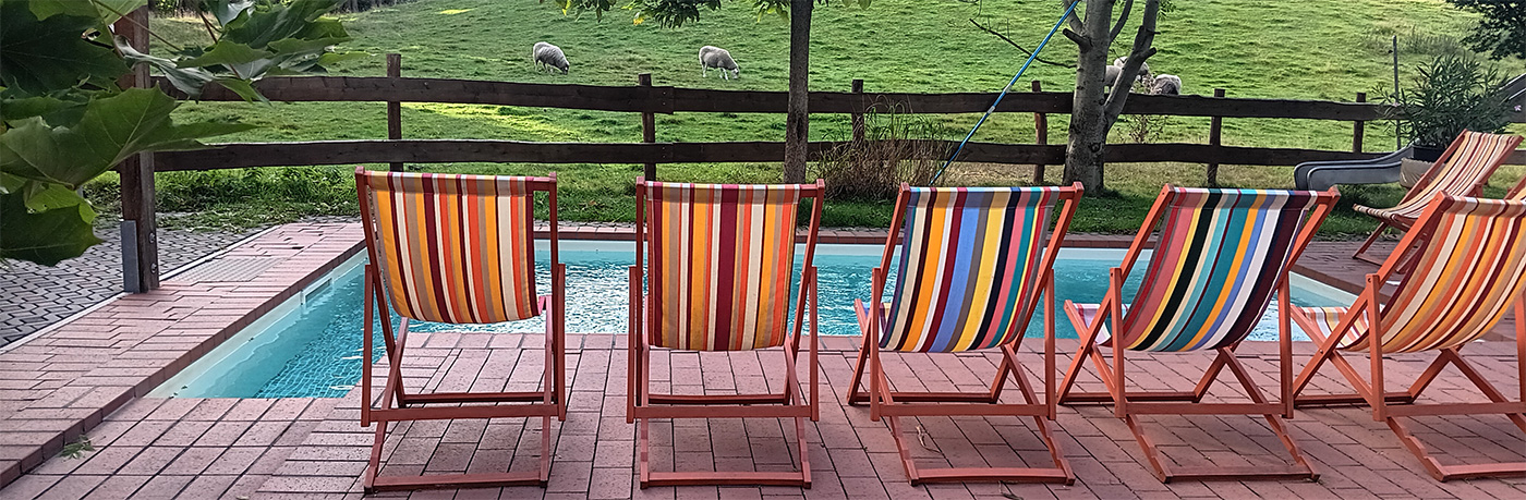 Eisenbahnwaggon mit Grünanlage herum und einen Bad.