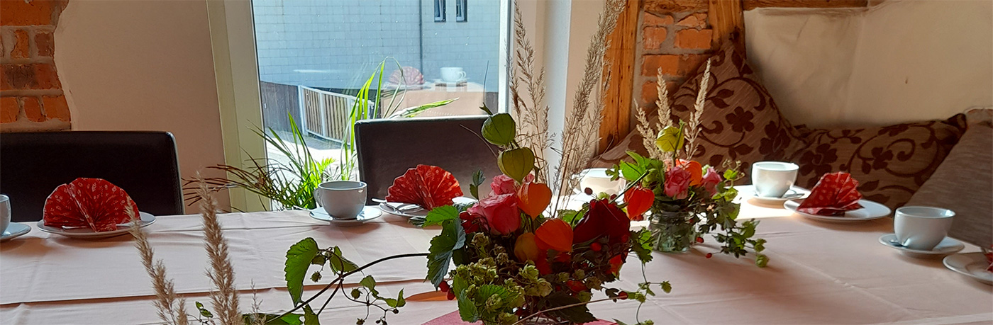 Eisenbahnwaggon mit Grünanlage herum und einen Bad.