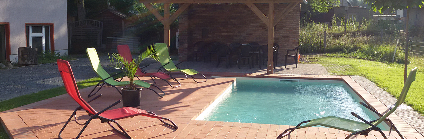 Eisenbahnwaggon mit Grünanlage herum und einen Bad.