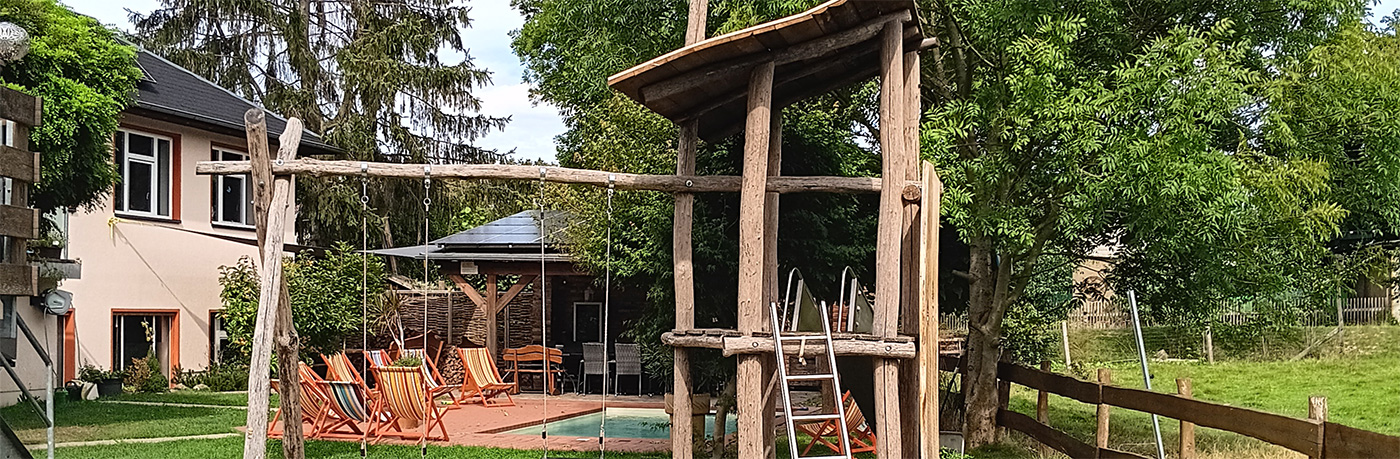 Eisenbahnwaggon mit Grünanlage herum und einen Bad.