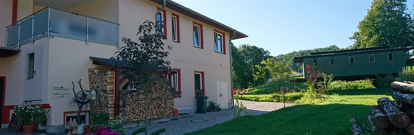 Eisenbahnwaggon mit Grünanlage herum und einen Bad.