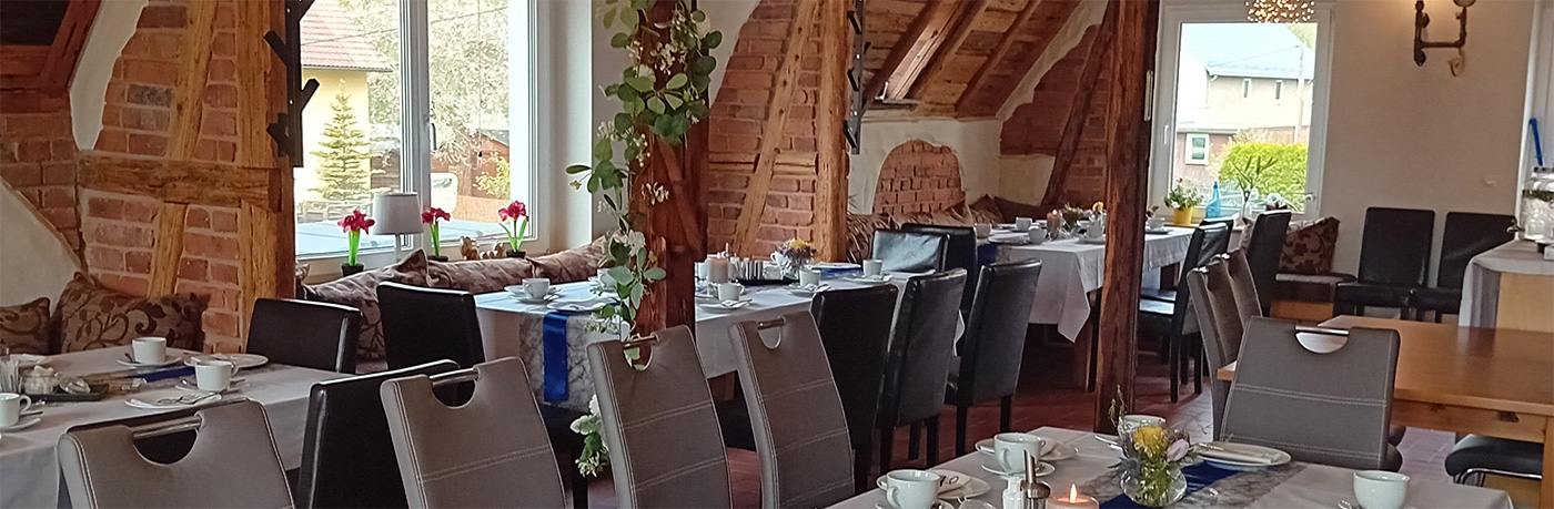 Wohngebeude mit Grünanlage herum und einen Bad.