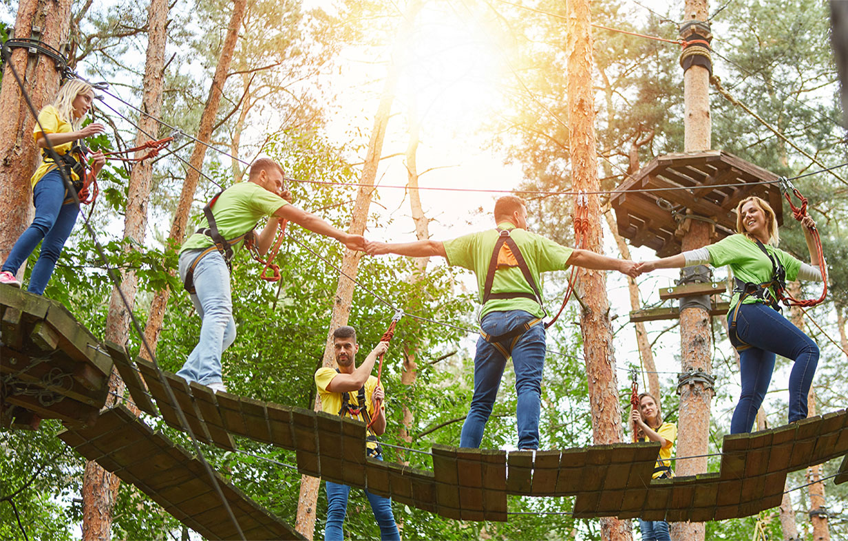 Foto Familie bewegt sich Hängebrücke entlang