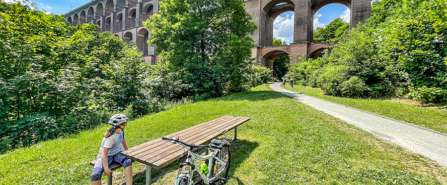 Foto Mädchen mit Fahrrad, Gölzschtalbrücke um Hintergrund